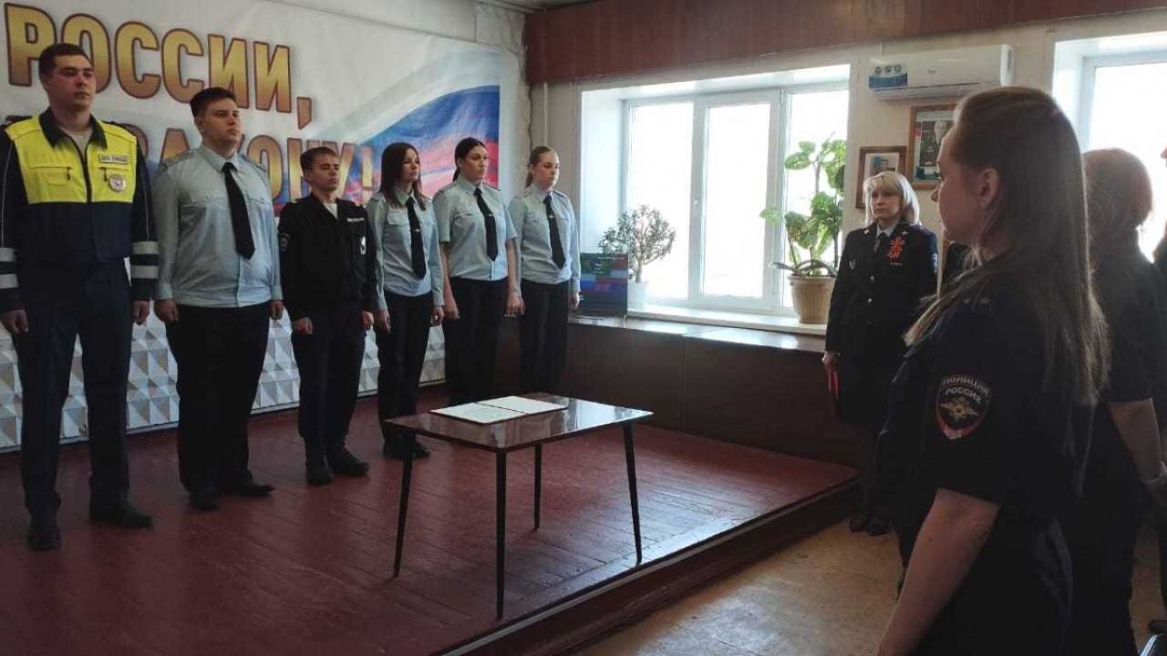 Накануне 80-летия Победы 7 молодых сотрудников полиции Серова приняли присягу 