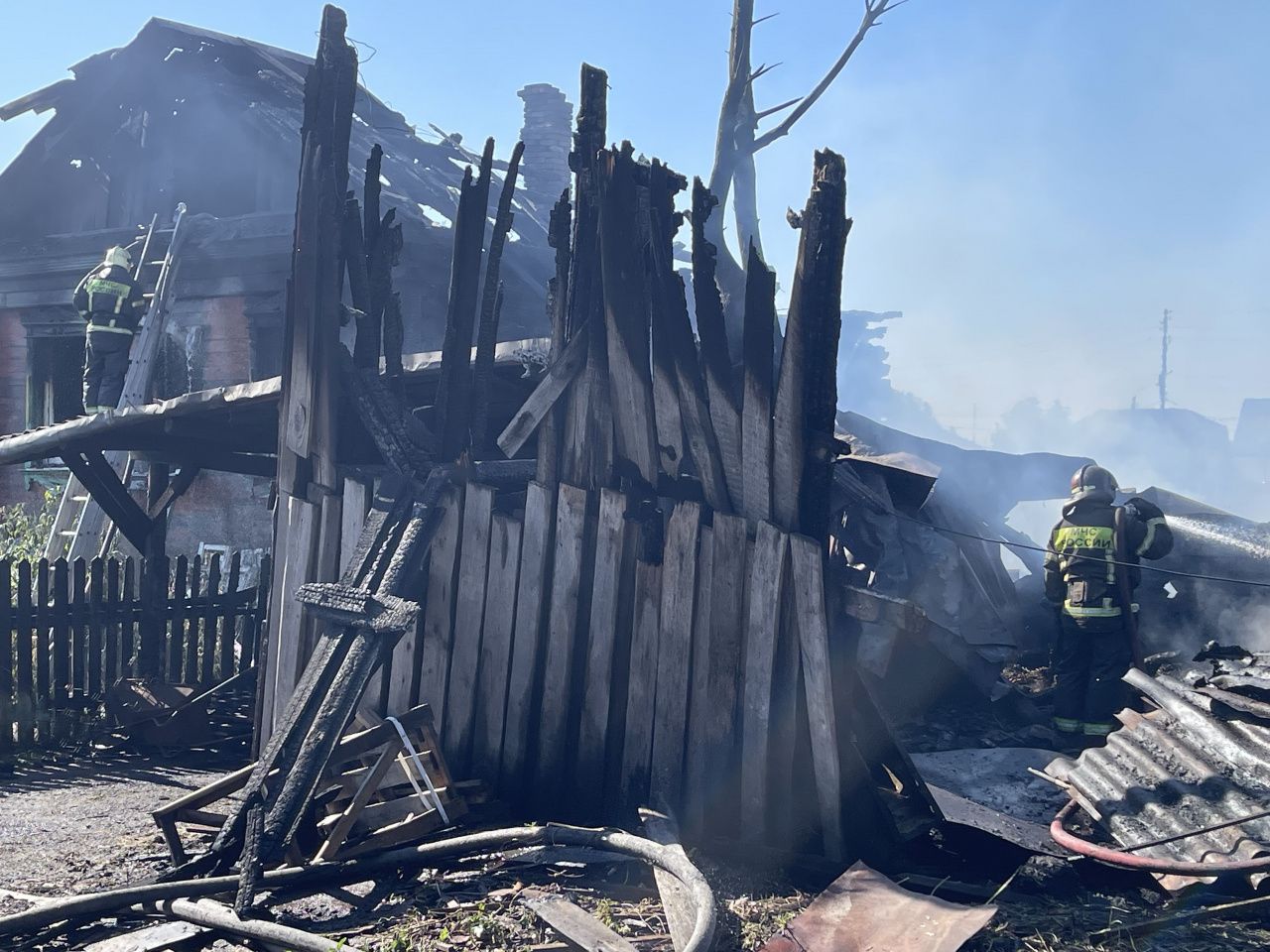 “Бабушку успели вытащить из окна, два теленка сгорело”. В Завокзальном произошел пожар