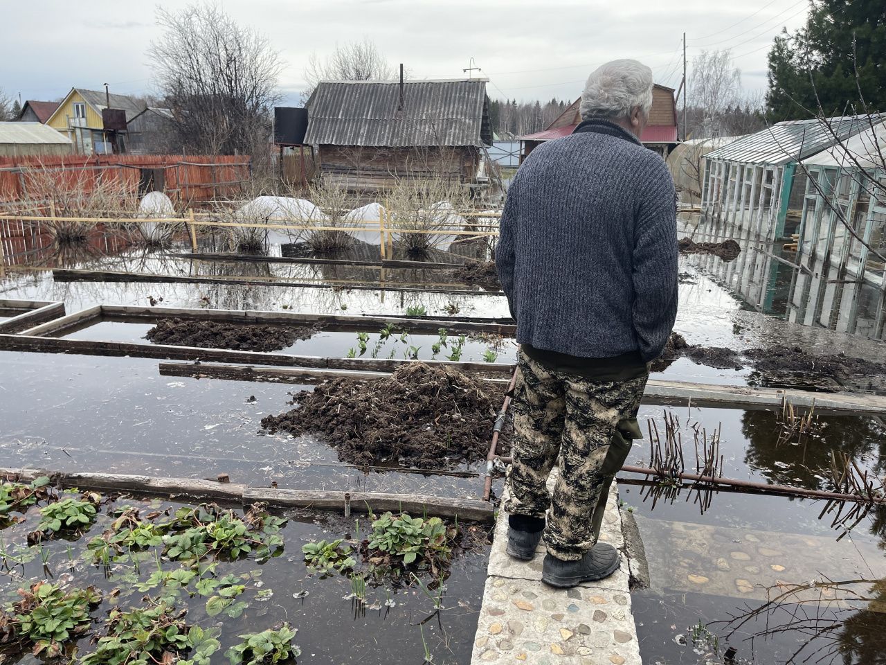 “Все плавает. Уток только не хватает”. Вешними водами затопило сад под Серовом