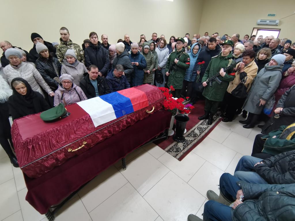 «Попал под дрон-камикадзе». Серовчане простились с погибшим на СВО полицейским в отставке Русланом Гафаровым