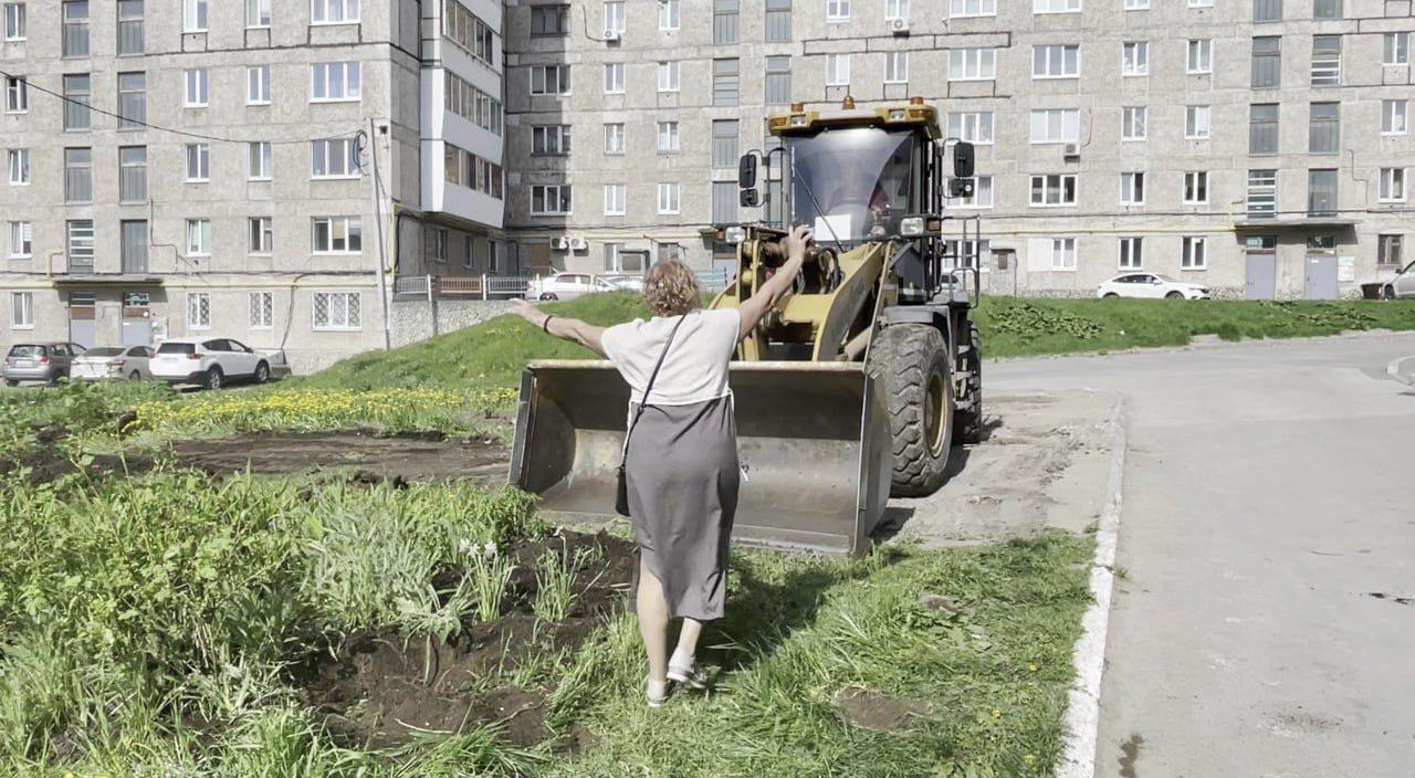 Чтобы освободить место под парковку в серовском дворе - “управляшка” снесла клумбу 