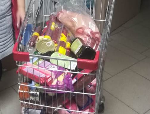 В Серове мужчина и женщина пытались вынести товары из магазина. Пострадал работник
