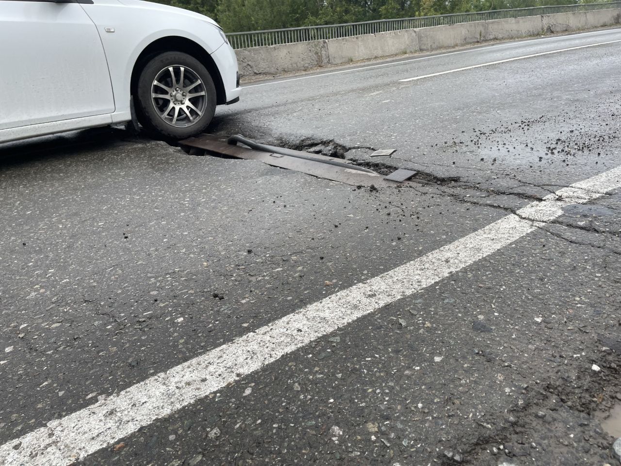 В Медянкино разрушается дорога на мосту