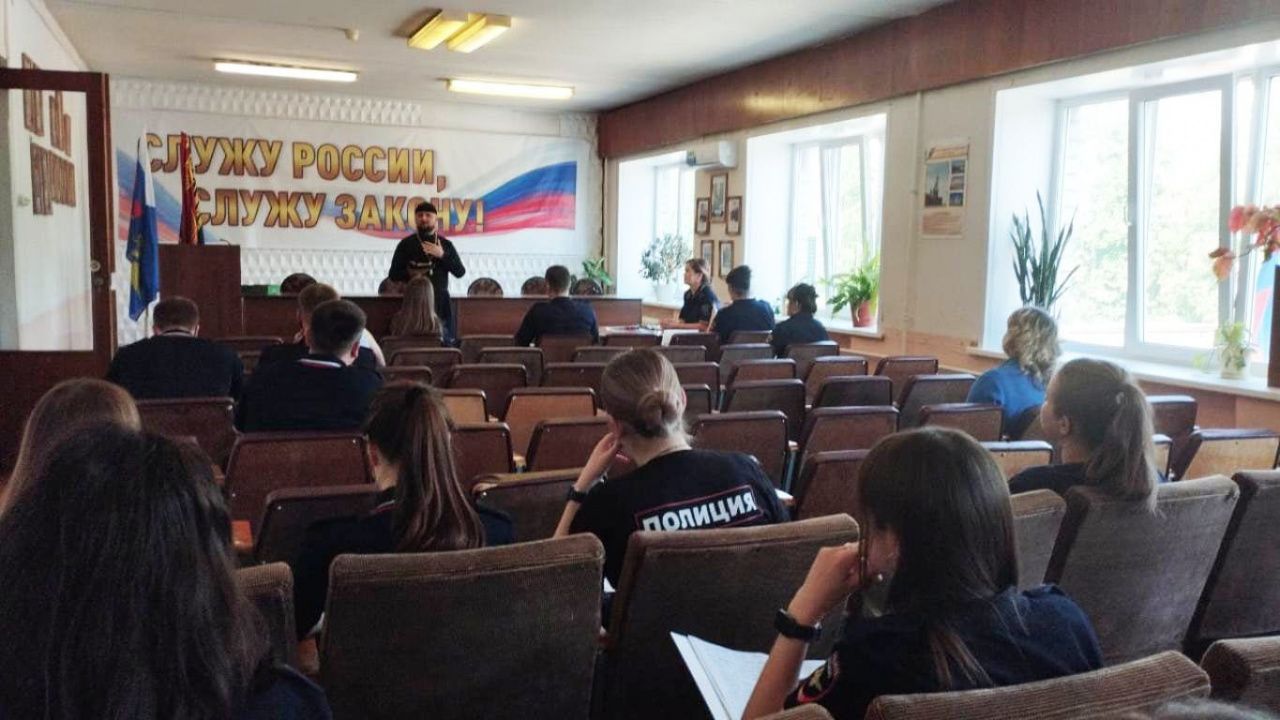 Священник рассказал полицейским Серова, как Божьи заповеди отражаются в кодексах