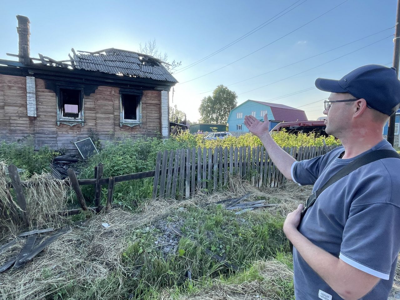 "Главное, что все живы". Таксист с пассажиром помогли вытащить пожилую серовчанку из горящего дома