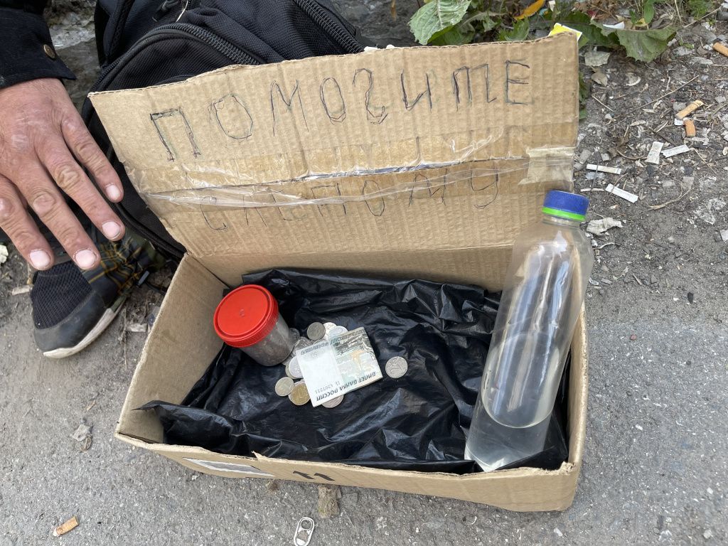 В коробку неравнодушные люди бросают монетки. Тут же стоит бутыль с водой. Фото: Анна Куприянова, "Глобус"