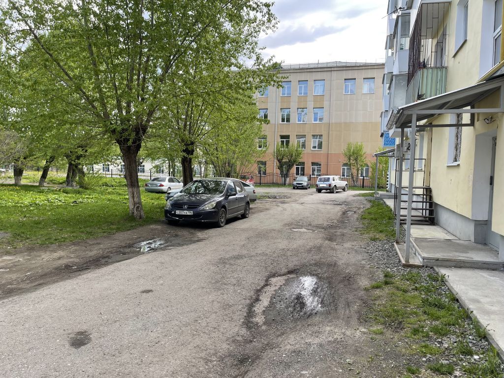 Через двор дома №165 по улице Ленина автомобилисты сокращают дорогу. Фото: Анна Куприянова, "Глобус" Через двор дома №165 по улице Ленина автомобилисты сокращают дорогу. Фото: Анна Куприянова, "Глобус"