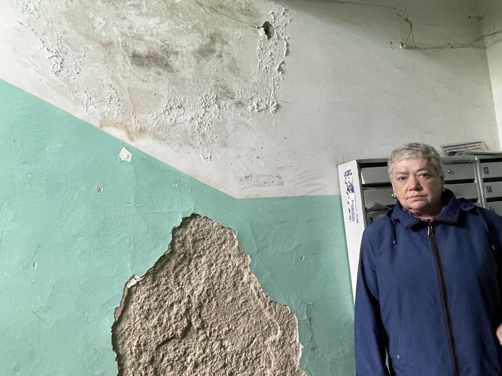 Асия Кузнецова показала, что от сырости со стен отпадывает штукатурка. Фото: Анна Куприянова, "Глобус" Асия Кузнецова показала, что от сырости со стен отпадывает штукатурка. Фото: Анна Куприянова, "Глобус"
