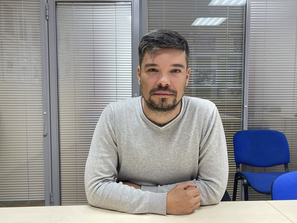 Роман Шакиров считает, что рассказаная людьми история не соответствует действительности. Фото: Анна Куприянова, "Глобус" Роман Шакиров считает, что рассказаная людьми история не соответствует действительности. Фото: Анна Куприянова, "Глобус"