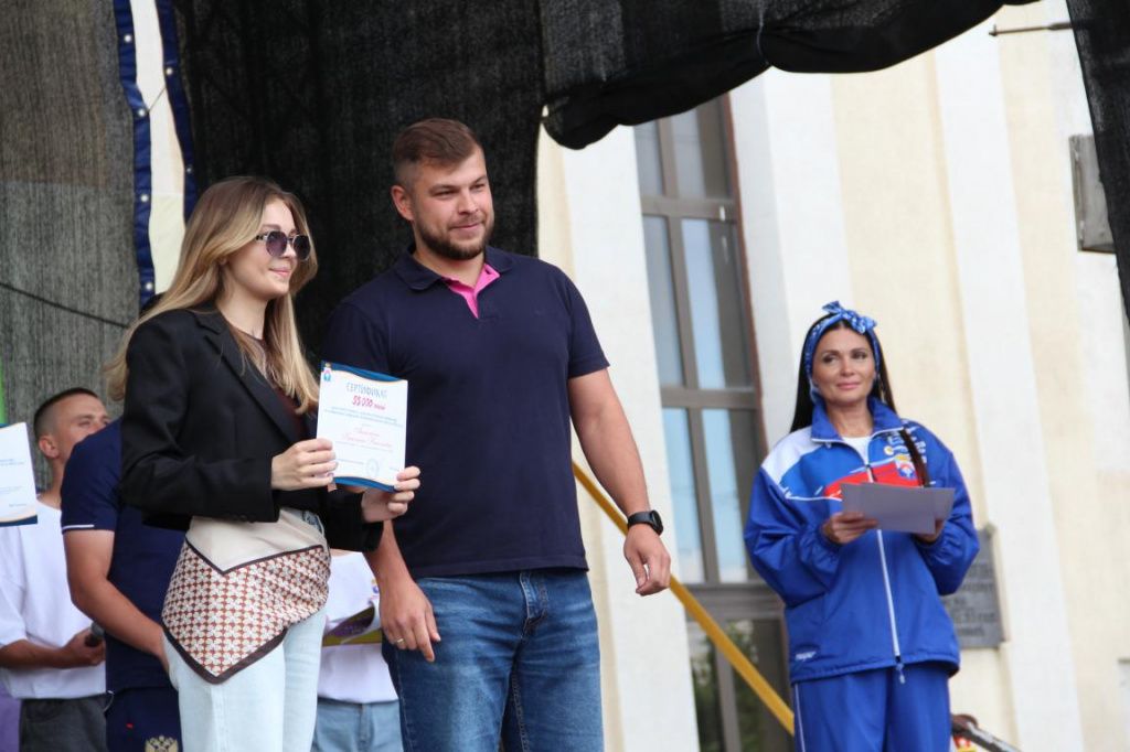 На реализацию проектов Банка молодежных инициатив их авторам вручили сертификаты. Фото: Анна Куприянова, "Глобус"