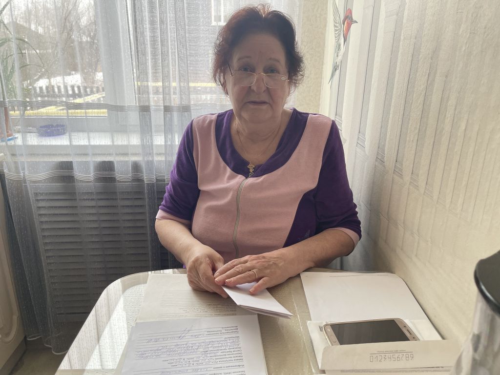 С минувшей зимы у Татьяны Елисеевой сохранились акты и заявления по поводу отопления. Фото: Анна Куприянова, "Глобус" С минувшей зимы у Татьяны Елисеевой сохранились акты и заявления по поводу отопления. Фото: Анна Куприянова, "Глобус"