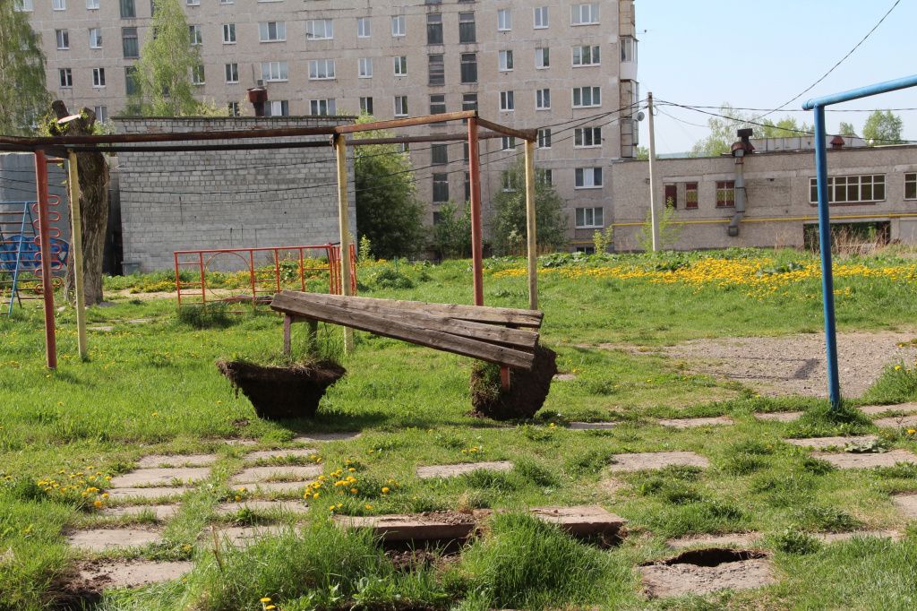Скамейку выкопали и перетащили на несколько метров. Фото: Анна Куприянова, "Глобус"