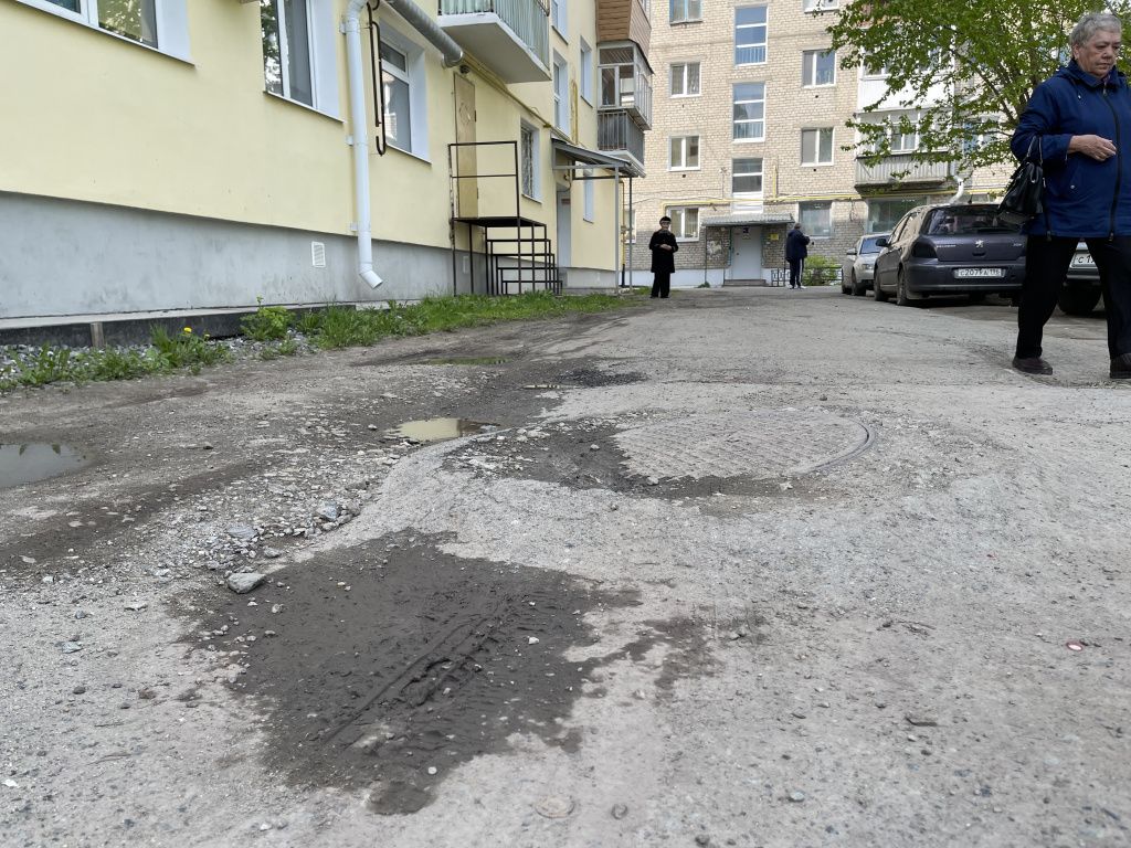 В Госжилинспекции уверяют, что двор осыпан щебнем. Фото: Анна Куприянова, "Глобус" В Госжилинспекции уверяют, что двор осыпан щебнем. Фото: Анна Куприянова, "Глобус"