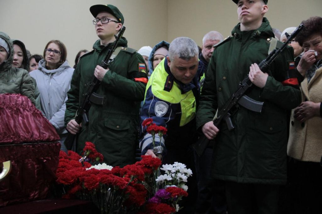Среди пришедших проститься были люди в форме. Руслан Ринатович 14 лет отдал службе в правоохранительных органах. Фото: Константин Бобылев, "Глобус" Среди пришедших проститься были люди в форме. Руслан Ринатович 14 лет отдал службе в правоохранительных органах. Фото: Константин Бобылев, "Глобус"