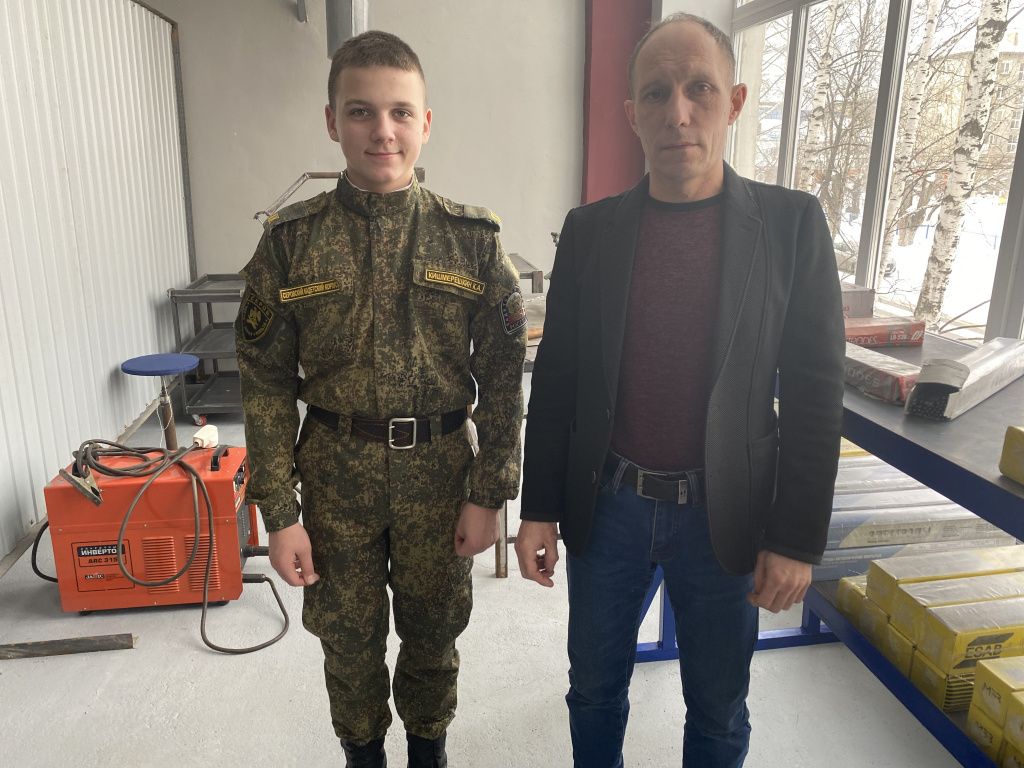Дмитрий Вахрушев (на фото справа) с юным победителем Константином Кишмерешкиным