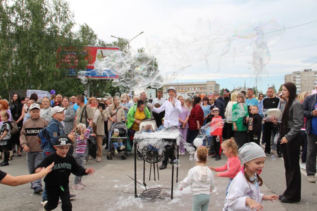 Погода была солнечной. Это позволило людям насладиться прогулкой по "Арбату". Фото: Анна Куприянова, "Глобус" Погода была солнечной. Это позволило людям насладиться прогулкой по "Арбату". Фото: Анна Куприянова, "Глобус"