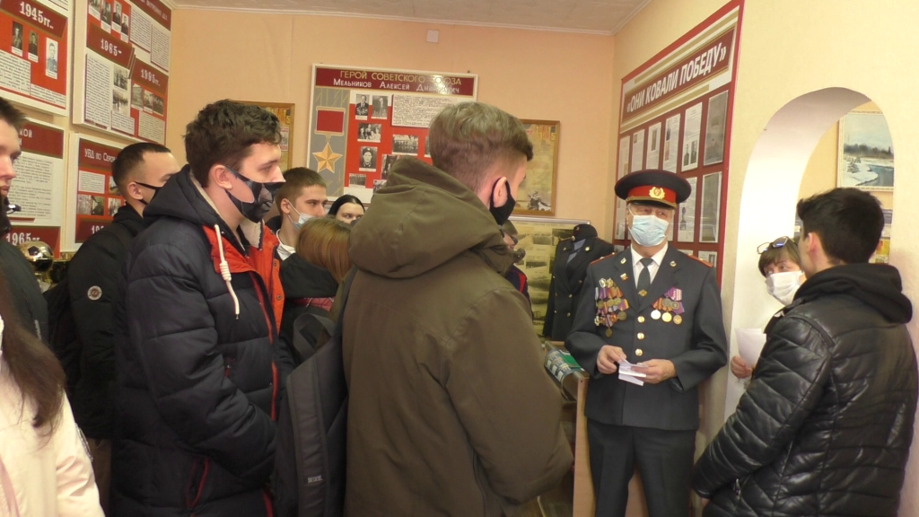 Перед студентами в музее выступил майор милиции в отставке Анатолий Кузнецов. Фото: полиция Серова Перед студентами в музее выступил майор милиции в отставке Анатолий Кузнецов. Фото: полиция Серова