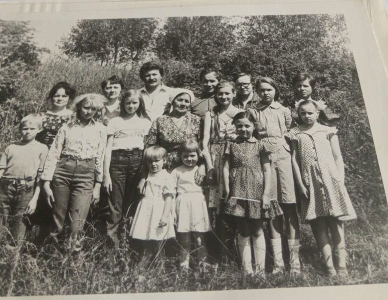 В центре - Любовь Васильевна Постникова. Рядом дети, внуки, снохи и зять. Фото предоставлено Любовью Постниковой В центре - Любовь Васильевна Постникова. Рядом дети, внуки, снохи и зять. Фото предоставлено Любовью Постниковой