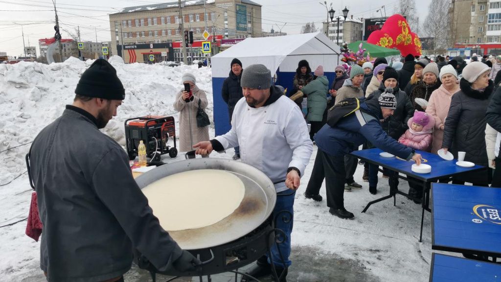 На метровой сковороде шеф-повар Александр Грибков готовил блинчики для всех желающих. Фото: Константин Бобылев, "Глобус" На метровой сковороде шеф-повар Александр Грибков готовил блинчики для всех желающих. Фото: Константин Бобылев, "Глобус"