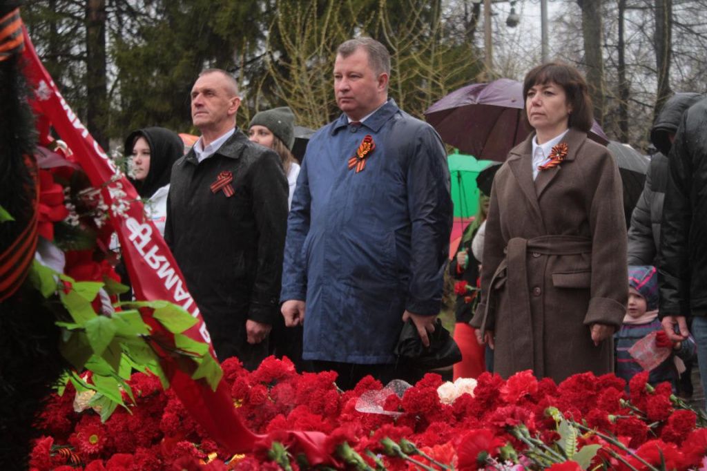 После митинга горожане, в том числе глава Серова Василий Сизиков, возложили цветы к "Вечному огню". Фото: Константин Бобылев, "Глобус" После митинга горожане, в том числе глава Сервоа Василий Сизиков, возложили цветы к "Вечному огню". Фото: Константин Бобылев, "Глобус"