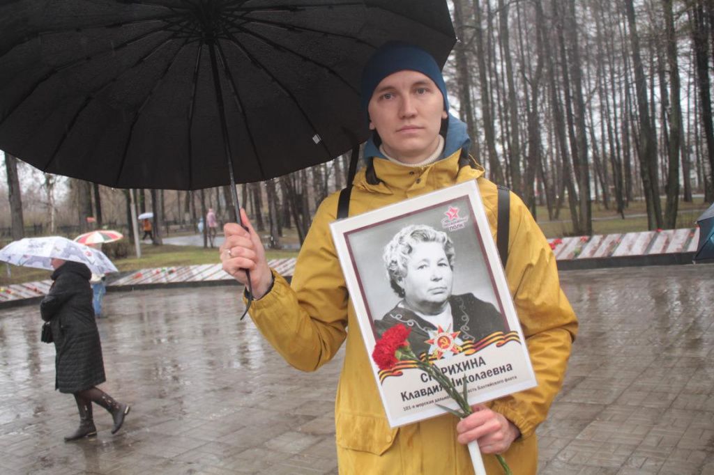 Артем Поскребышев пришел на митинг с портретом прабабушки Клавдии Скурихиной. Фото: Константин Бобылев, "Глобус" Артем Поскребышев пришел на митинг с портретом прабабушки Клавдии Скурихиной. Фото: Константин Бобылев, "Глобус"