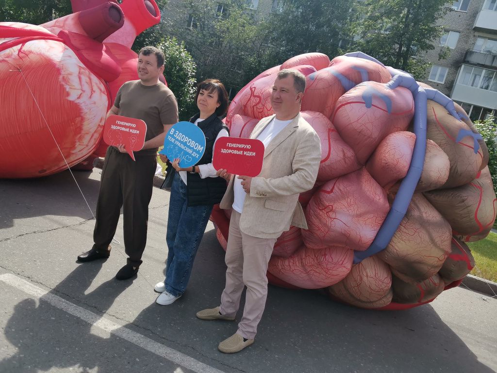 Глава Серова Василий Сизиков, председатель Думы Ольга Чернецова и депутат ЗакСо Дмитрий Жуков сфотографировались с мозгом. Фото: Константин Бобылев, "Глобус"