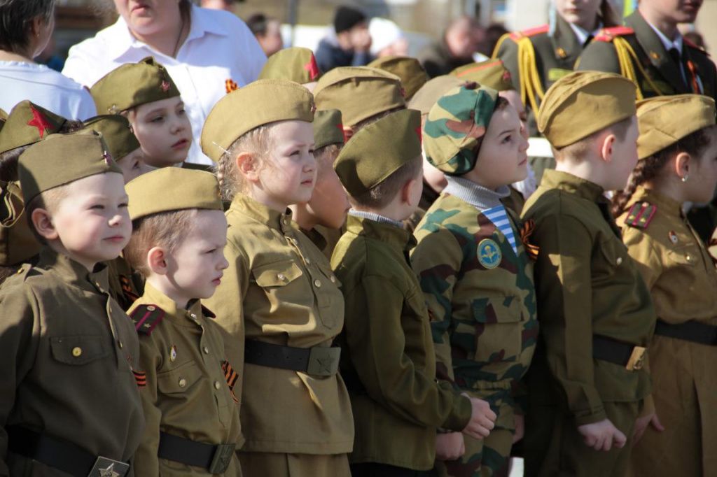 Ребята были одеты в форму военных лет. Фото: Константин Бобылев, "Глобус"