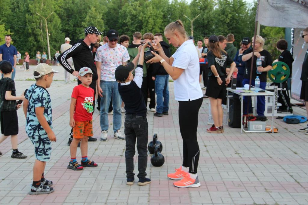 На празднике каждый мог найти занятие по душе. Желающим предлагали поднять гири. Фото: Анна Куприянова, "Глобус"