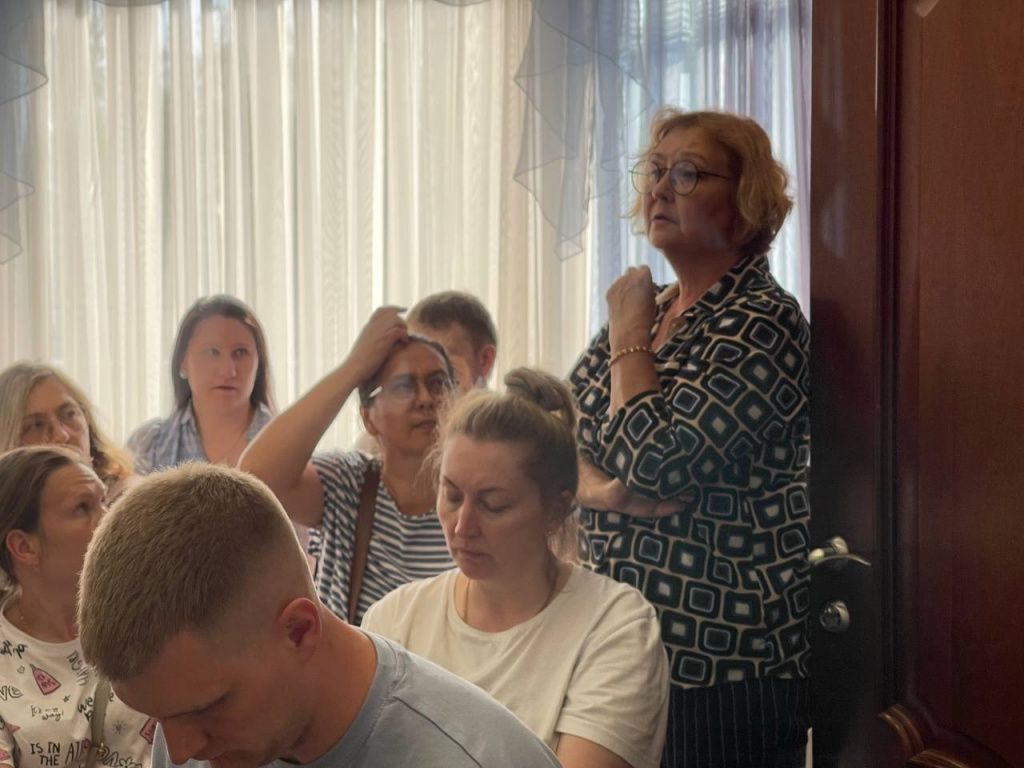 Люди волнуются по поводу оставшихся в доме вещей и можно ли купить жилье в другом городе? Фото: Анна Куприянова, "Глобус" Людей волнуются по поводу оставшихся в доме вещей и можно ли купить жилье в другом городе? Фото: Анна Куприянова, "Глобус"