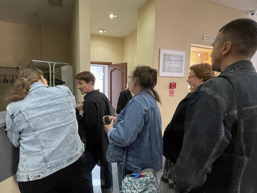 Перед началом встречи люди прошли регистрацию. Фото: Анна Куприянова, "Глобус" Перед началом встречи люди прошли регистрацию. Фото: Анна Куприянова, "Глобус"