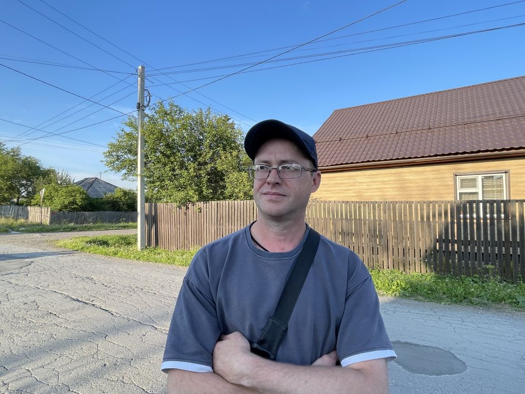 Помощь при пожаре Константин Иващенок не считает из ряда вон выходящим поступком. Говорит, что хотел просто помочь людям. Фото: Анна Куприянова, "Глобус" Помощь при пожаре Константин Иващенок не считает из ряда вон выходящим поступком. Говорит, что хотел просто помочь людям. Фото: Анна Куприянова, "Глобус"