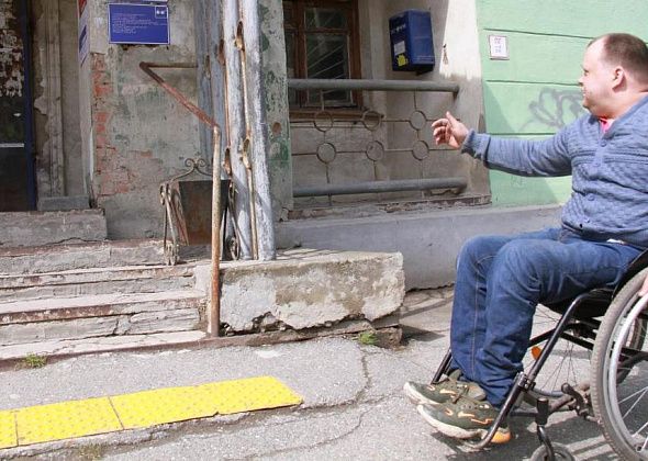 Нечищеные тротуары, крутые пандусы, лужи. Инвалид-колясочник рассказал о доступной среде в поселке Энергетиков