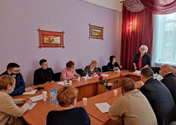 На площади Воина-освободителя в поселке Энергетиков поставят новые лавочки. О глобальной реконструкции речь пока не идет