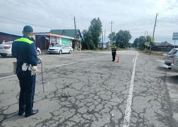 В Медянкино автомобиль задним ходом наехал на пешехода, переходившего дорогу в неположенном месте