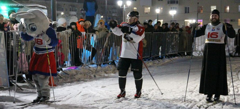 Священник, зайка Лиза, лыжник в хоккейной форме и 33 спортсмена участвовали в "Спринте на Преображенской"