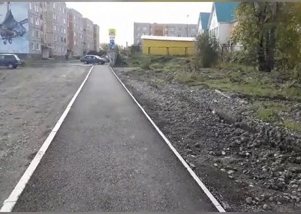В Серове устроили новый тротуар, но забыли о благоустройстве. Жители недовольны
