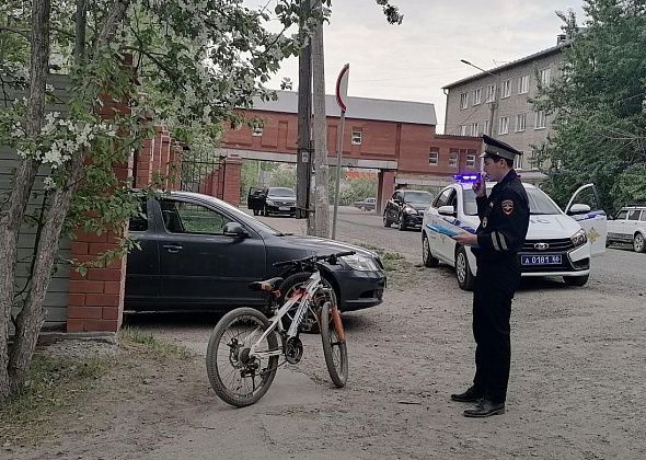 В Серове автоледи, при выезде с территории, сбила 12-летнего велосипедиста, который ехал по тротуару