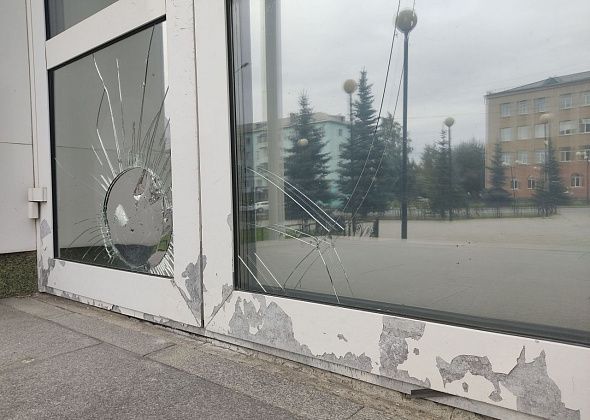 «Пытался найти в здании администрации защиту». Полиция Серова проводит проверку ночной попытки проникновения в мэрию