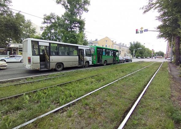 В Екатеринбурге столкнулись два пассажирских автобуса и две легковушки