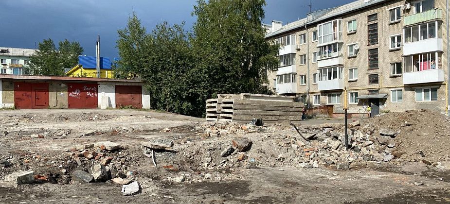 В Серове снесли постройку времен СССР и оставили яму без ограждения