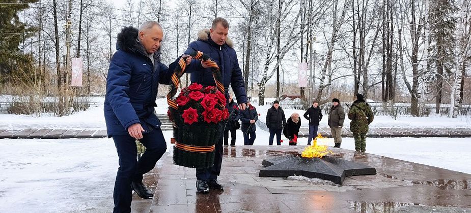 В Серове власти и общественники возложили цветы к мемориалам