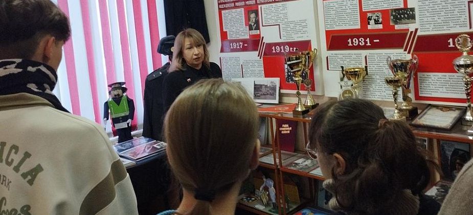 Накануне Дня защитника Отечества школьники попали в полицию Серова - на экскурсию