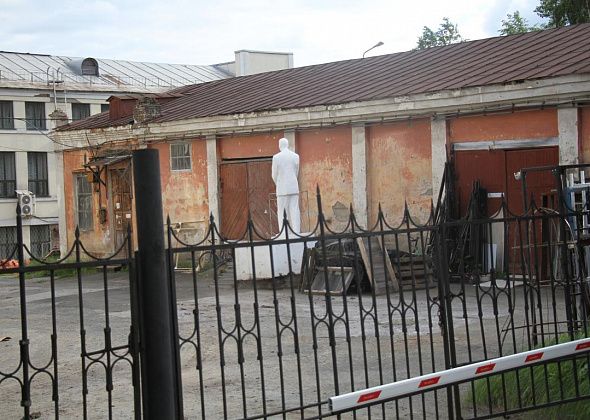 В сквере ДКМ демонтировали памятник Горькому. Перевезли его на задворки