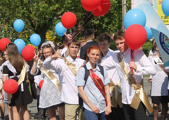 "Грустно прощаться со школьной жизнью". В Серове больше тысячи выпускников встретили последний звонок