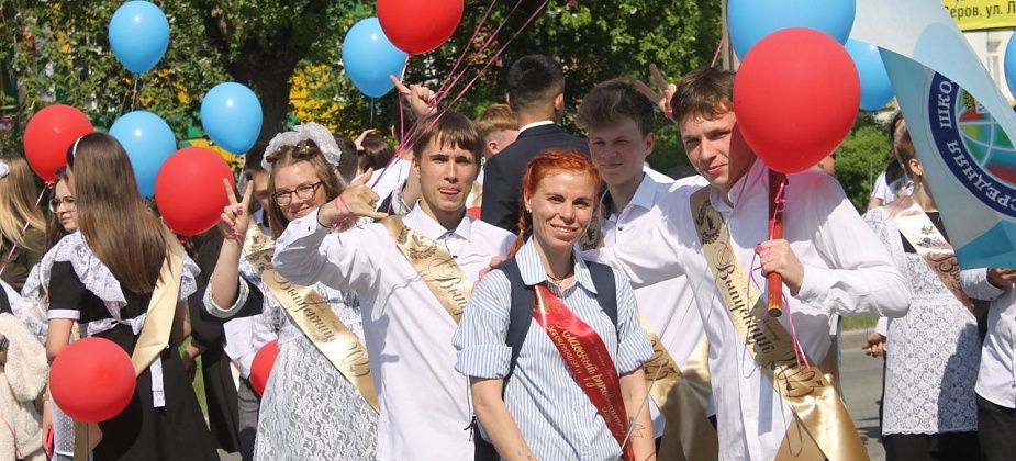 "Грустно прощаться со школьной жизнью". В Серове больше тысячи выпускников встретили последний звонок