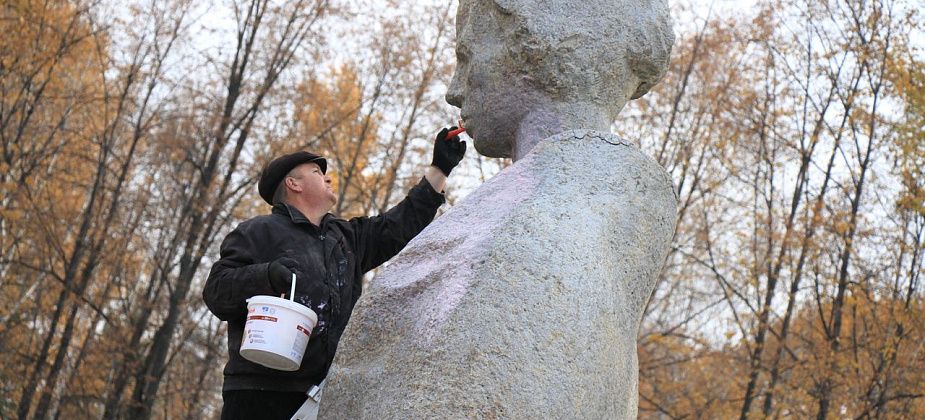 В Серове ремонтируют «Вечный огонь». Мемориал пострадал от рук юных поджигателей