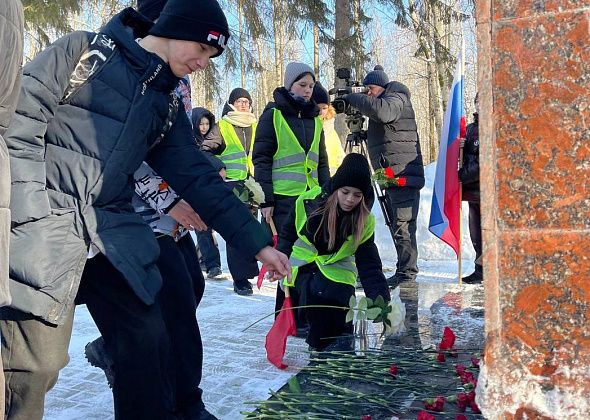 Серовские школьники возложили цветы на воинском захоронении