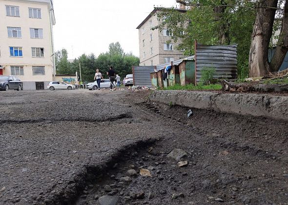 Написал мэру и председателю Думы Серова. Попросил обустроить современные детские площадки