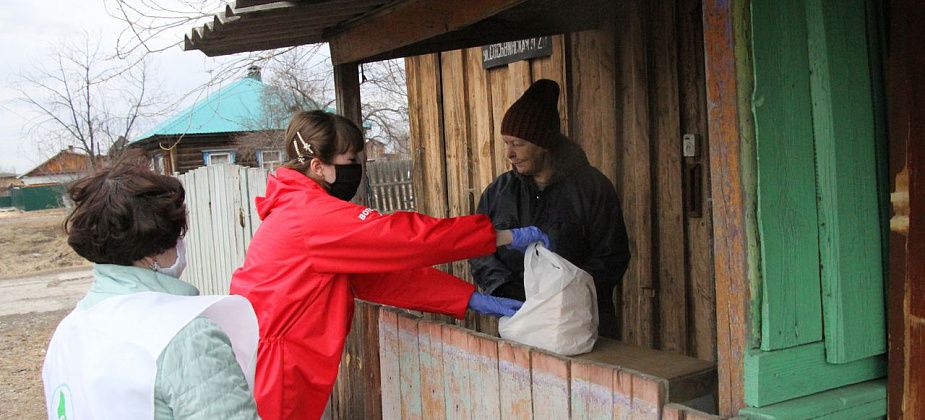 COVID. В рамках проекта «Мы вместе» серовчанам раздали продуктовые наборы