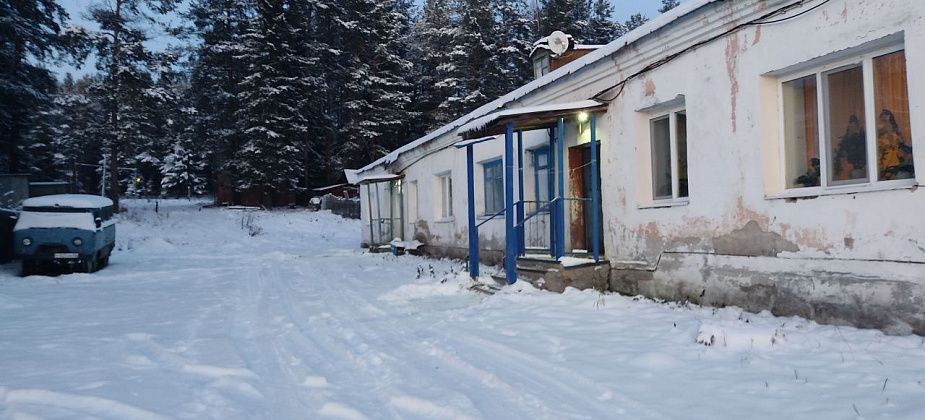 "После смерти матери, снял дверь с петель". Жители многоквартирного дома в Серове боятся остаться без воды